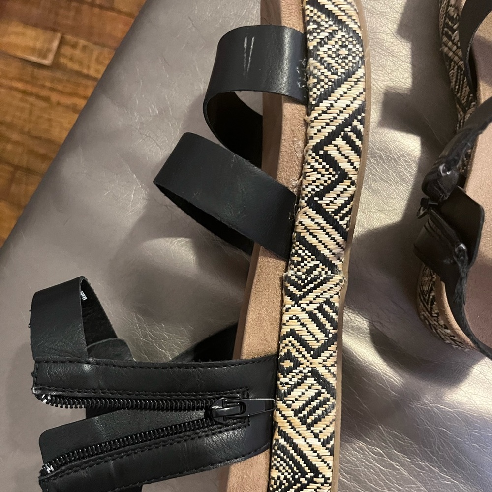 Platform Sandals - Picture 3 of 3